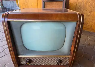 Televizor Tesla Mánes.
