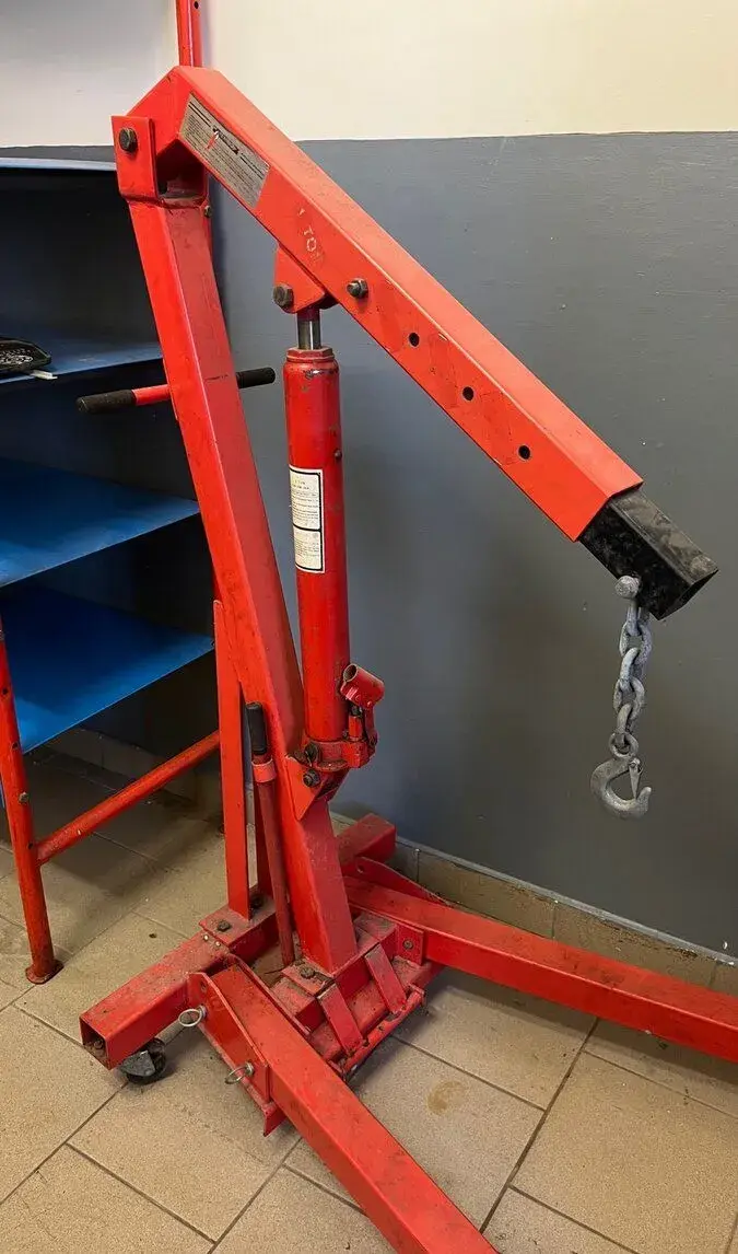 Dílenský hydraulický jeřáb „žirafa“