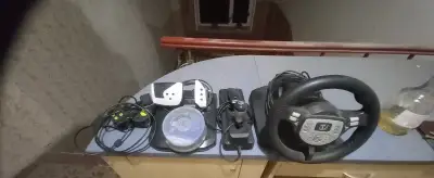 Play Station 2 volant, pedály, řazení, ovladač, cca 10CD her