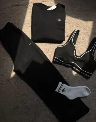 Černá tepláková souprava Alo yoga