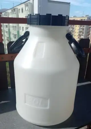 Kanistr plastový s víkem, 20 l
