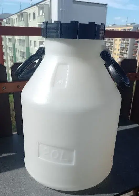 Kanistr plastový s víkem, 20 l