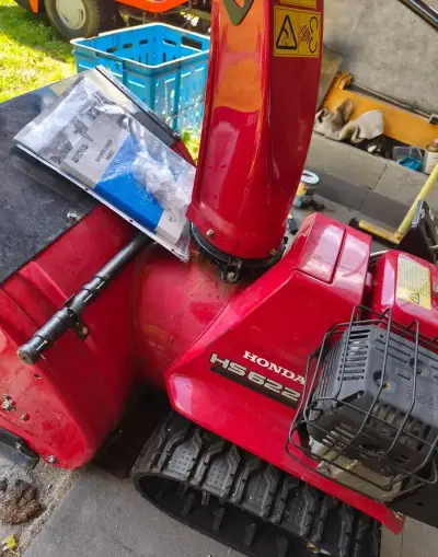 Sněhová fréza Honda HS622 na pásech