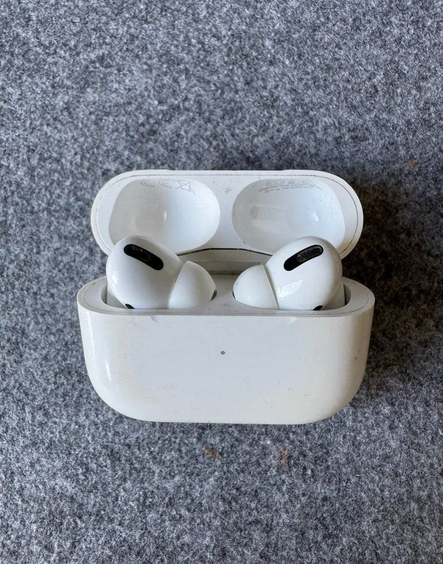 Apple AirPods Pro (2021) s MagSafe pouzdrem + všechny koncov