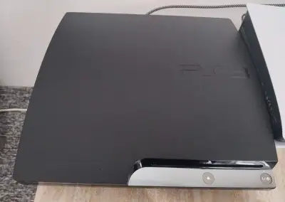 Playstation 3 Slim 300 Gb + CFW, 2 ovladače, 7 her, přísko.