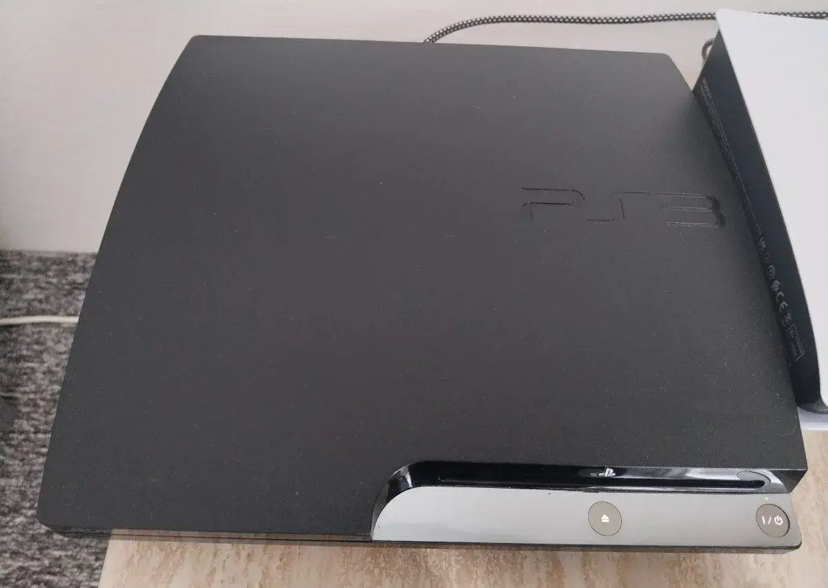 Playstation 3 Slim 300 Gb + CFW, 2 ovladače, 7 her, přísko.