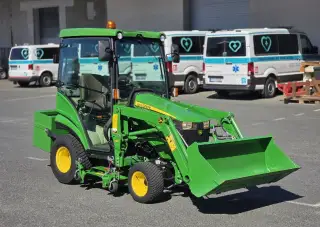 John Deere 1026R – čelní nakladač + sekačka, 95 mth