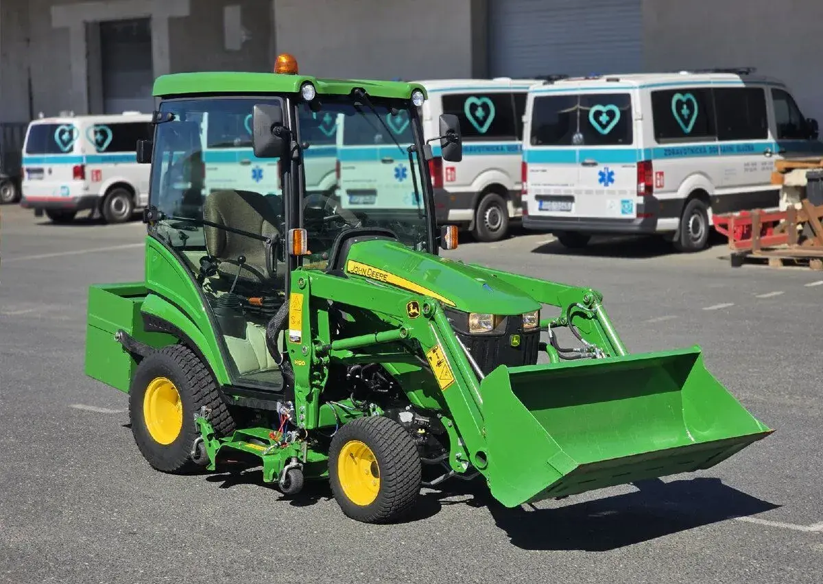 John Deere 1026R – čelní nakladač + sekačka, 95 mth