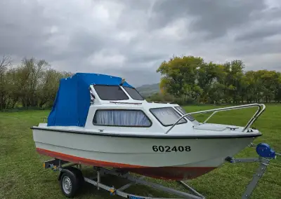 Kajutová loď 5x2m, spani, zakrytí, doklady, vlek