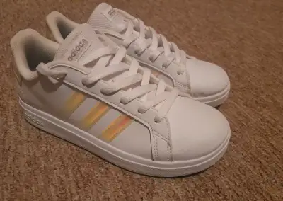 Dívčí tenisky Adidas Grand Court 2.0 K (vel. 35)