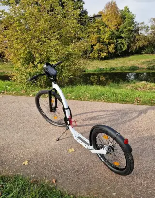 Kickbike Cross FIX bílá, málo používaná + tahadlo na psa