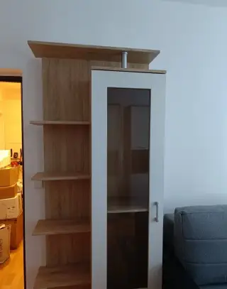 Skříň s policemi