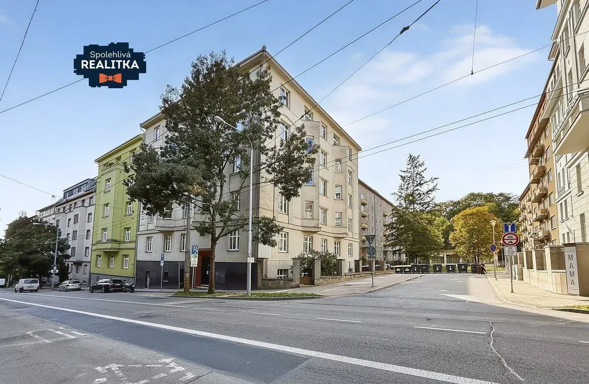 Prodej prostorného bytu 4+1 v secesním domě v Brně