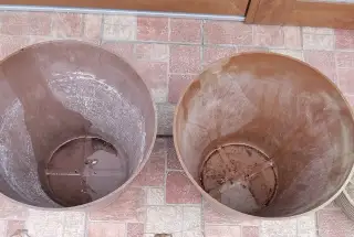 Velké hnědé plastové květináče – 2 kusy (výška 31 cm)
