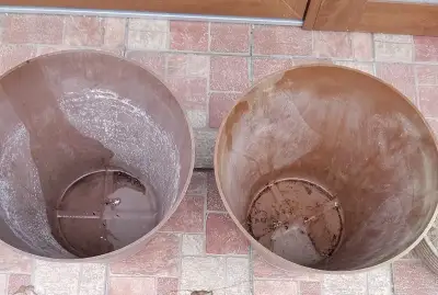 Velké hnědé plastové květináče – 2 kusy (výška 31 cm)