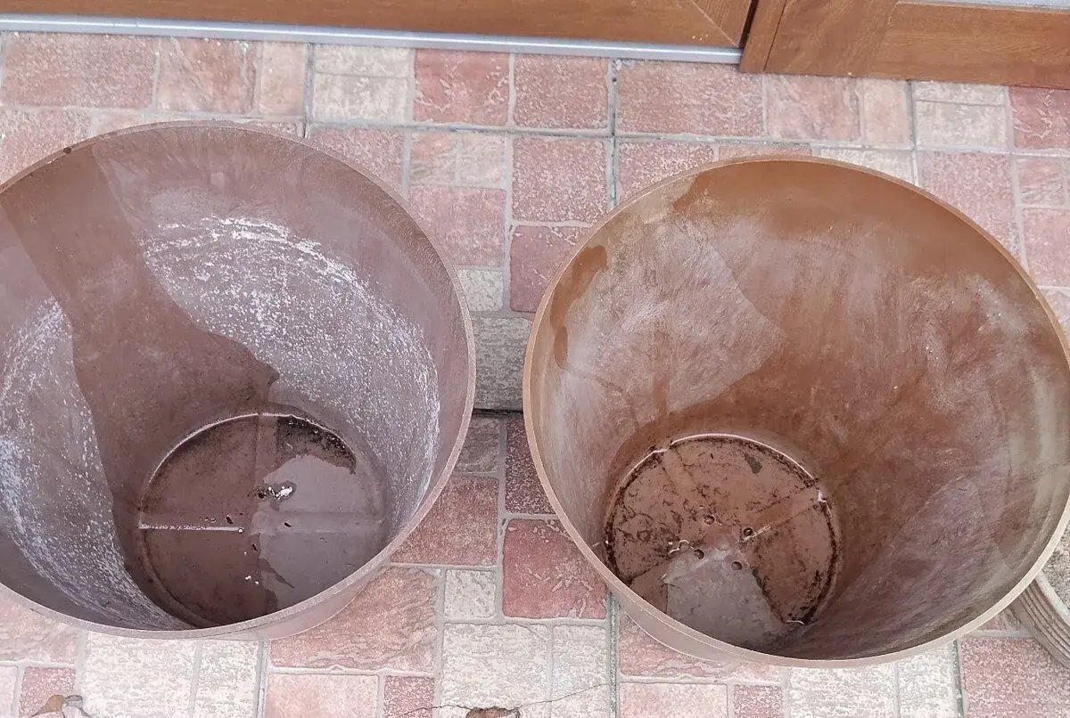Velké hnědé plastové květináče – 2 kusy (výška 31 cm)