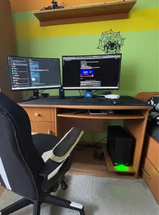 Dřevěný počítačový stůl (bez PC)