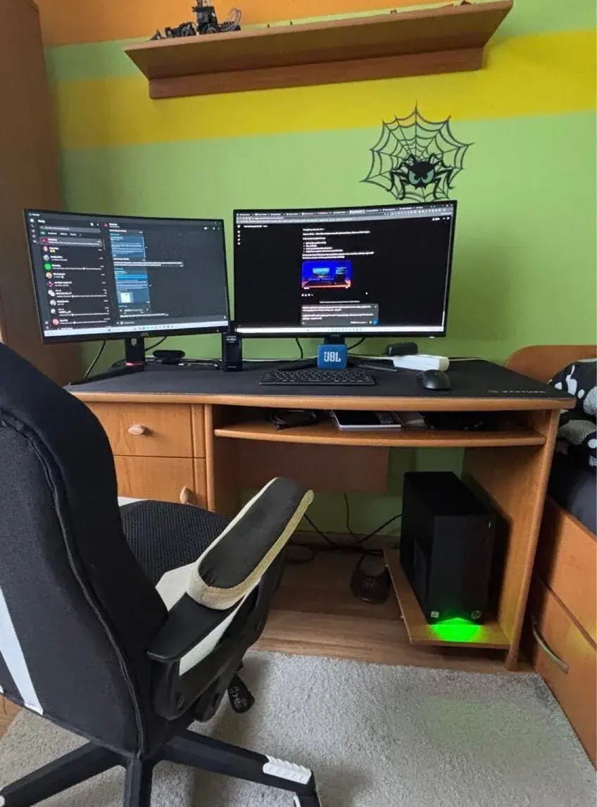 Dřevěný počítačový stůl (bez PC)
