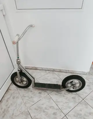 Krásná retro koloběžka s nafukovacími koly