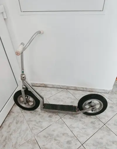 Krásná retro koloběžka s nafukovacími koly