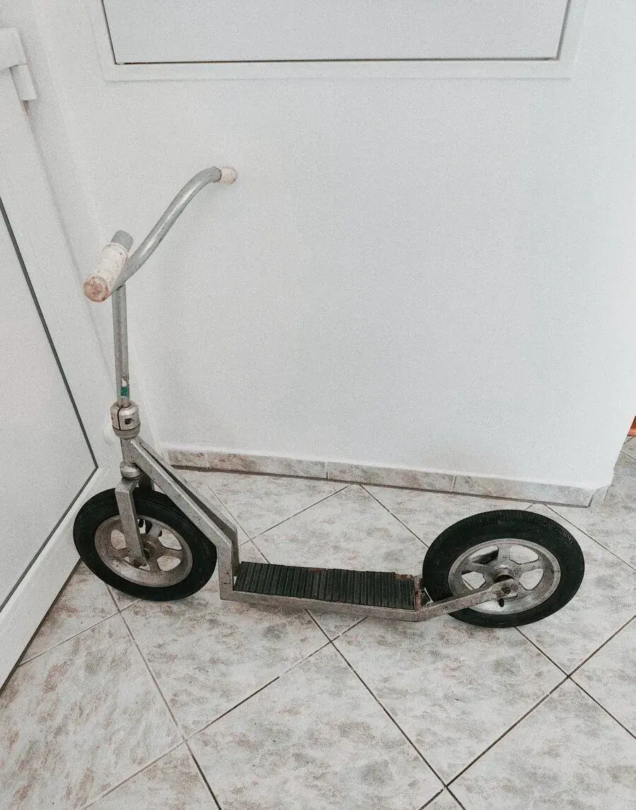 Krásná retro koloběžka s nafukovacími koly