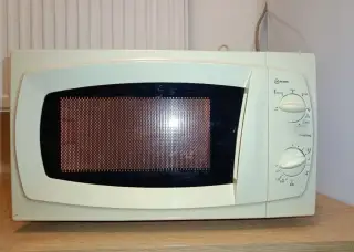 Starší mikrovlnná trouba