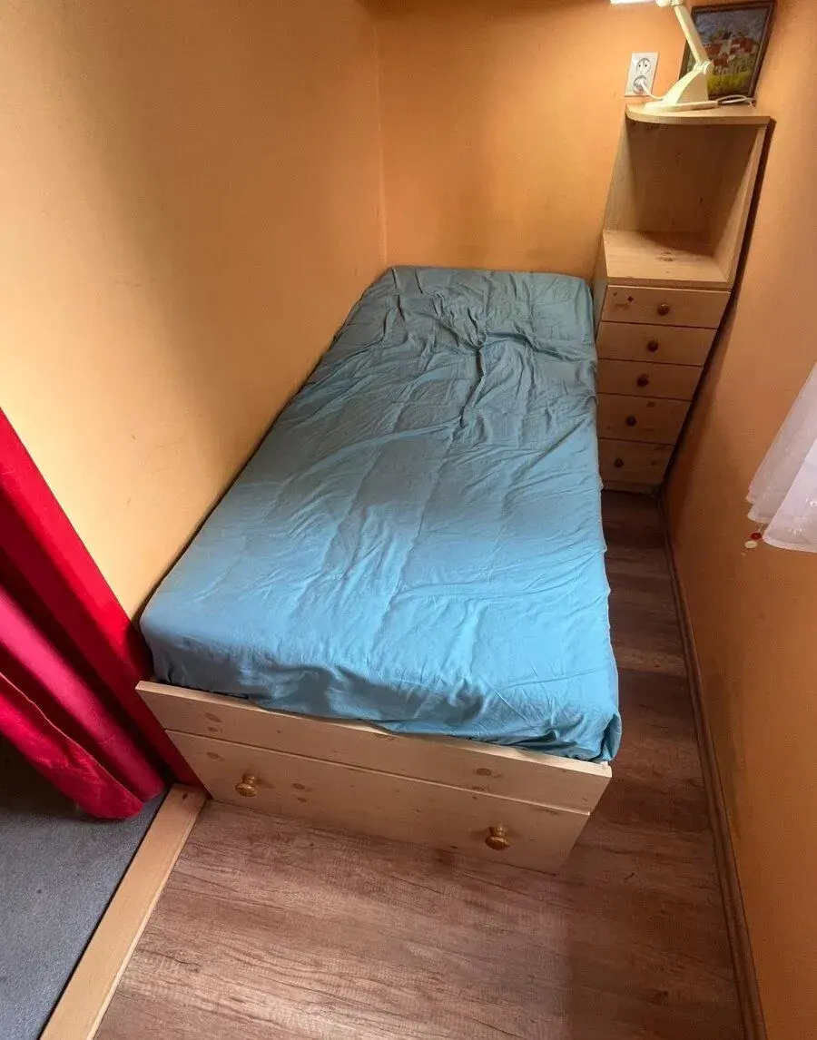 Postel do dětského/studentského pokoje s uložným prostorem