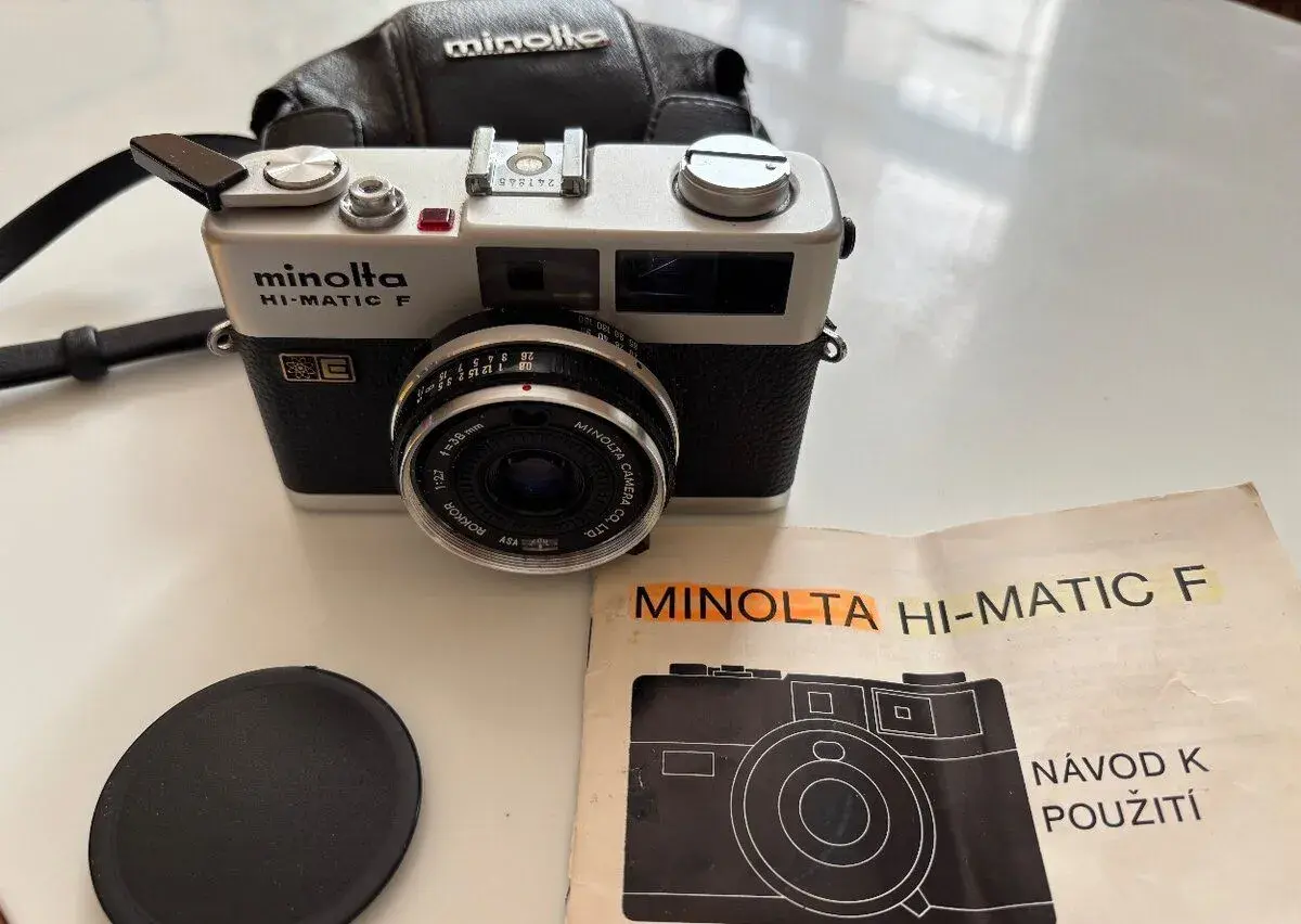 MINOLTA HI-MATIC F – historický japonský fotoaparát s pouzdr
