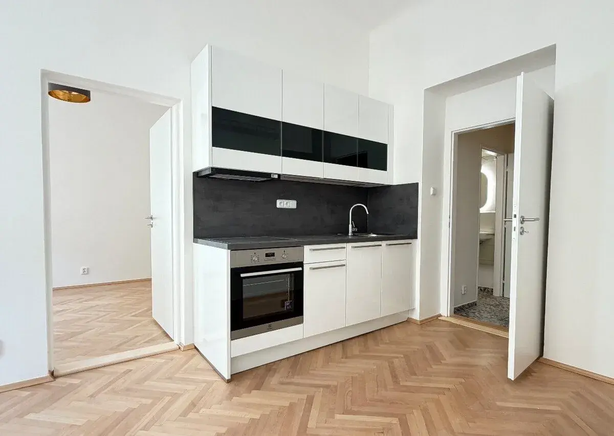 Pronájem bytu 3+kk, 53m2 po celkové rekonstrukci, Praha 8