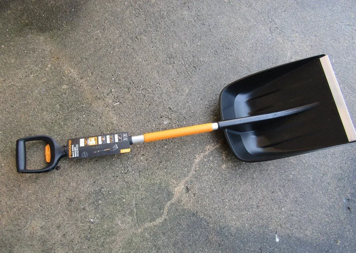 Hrablo na sníh Fiskars. Teleskopické. Nové