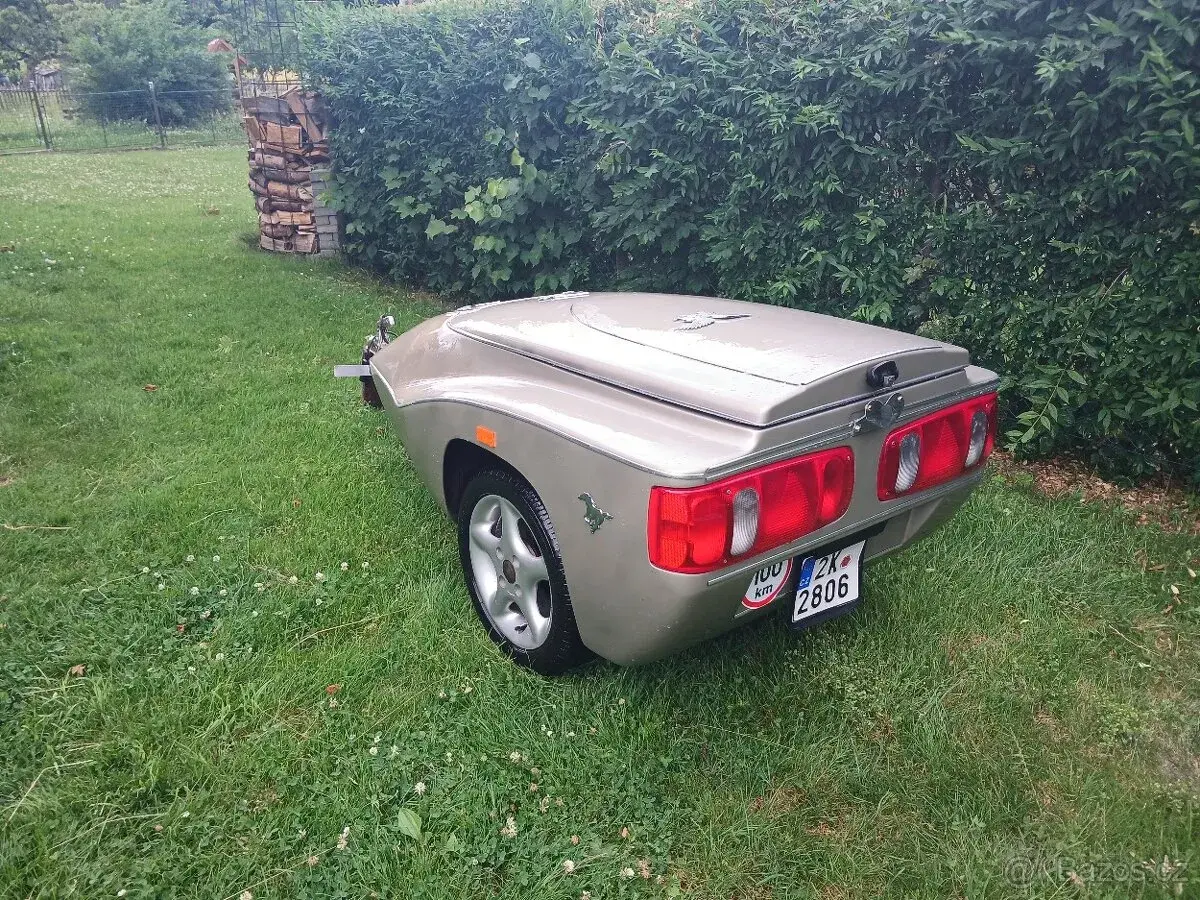 Přívěs za motorku dvoukolový