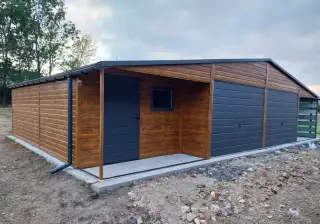 Plechová garáž 12x6 m s přístřeškem, zlatý dub, antracit