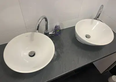 2 kruhová umyvadla na desku VitrA