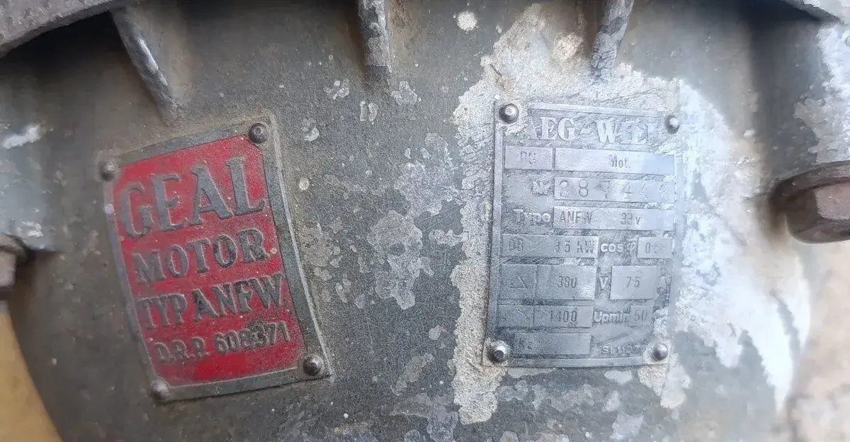Plně funkční historický elektromotor GEAL