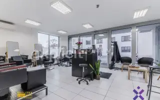 Pronájem obchodního prostoru s výlohou 1.N.P. 44 m² - Uhersk