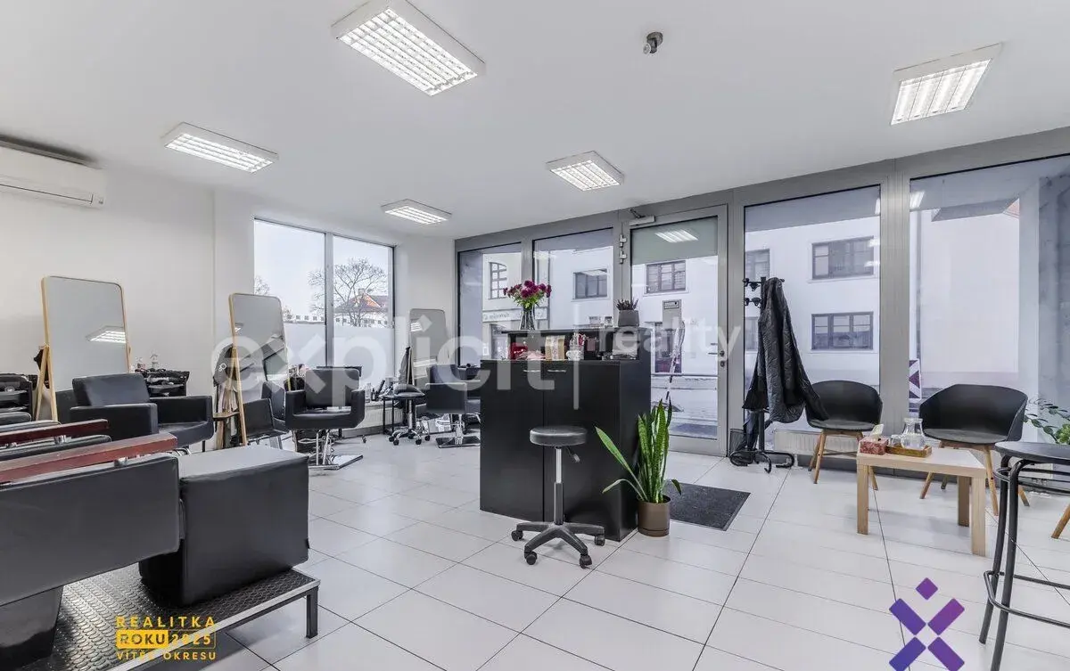 Pronájem obchodního prostoru s výlohou 1.N.P. 44 m² - Uhersk
