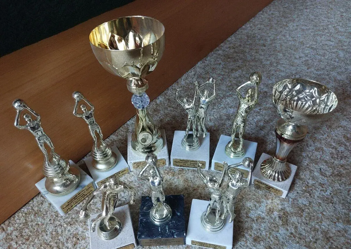 Sportovni trofej / pohar / cena basketbal