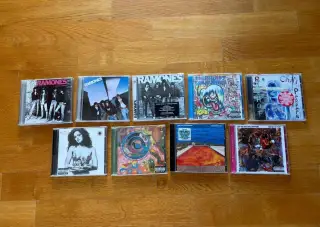 CD RAMONES a RED HOT CHILI PEPPERS ve výborném stavu