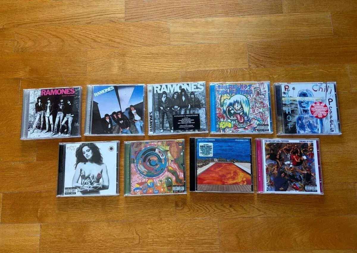 CD RAMONES a RED HOT CHILI PEPPERS ve výborném stavu
