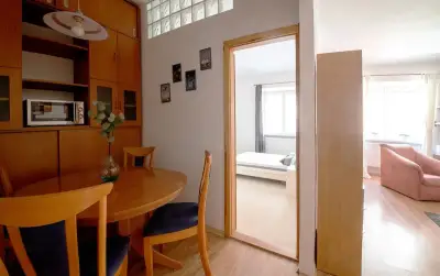 Rozkládací jídelní set a další zachovalý nábytek – Praha 3
