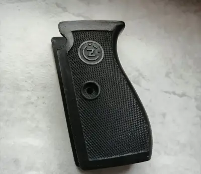 Pažbičky na pistoli CZ-27 7.65 Browning