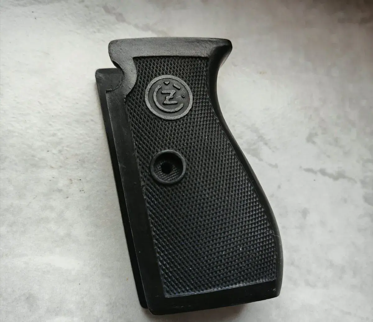 Pažbičky na pistoli CZ-27 7.65 Browning
