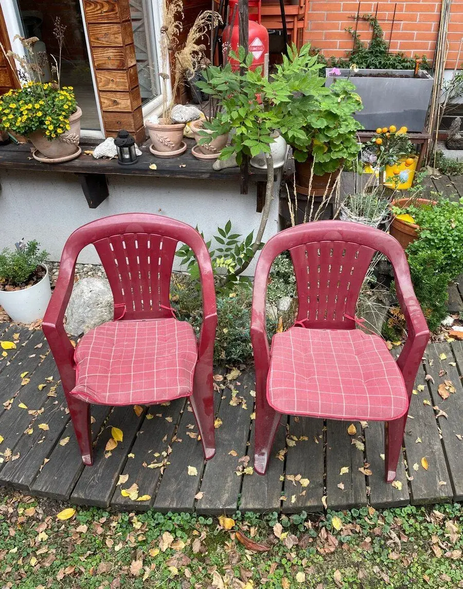 Dvě červené zahradní židle s podsedáky