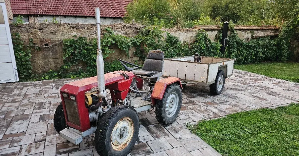 Malotraktor s hydraulikou a vlekem