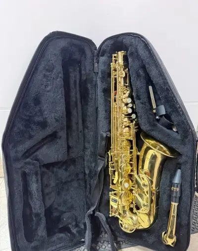 Altsaxofon Montreux(Eb)- skvělý stav, pouzdro,esíčko,hubička