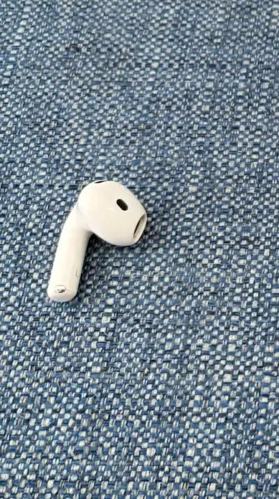 Apple iPod 4 - levé sluchátko