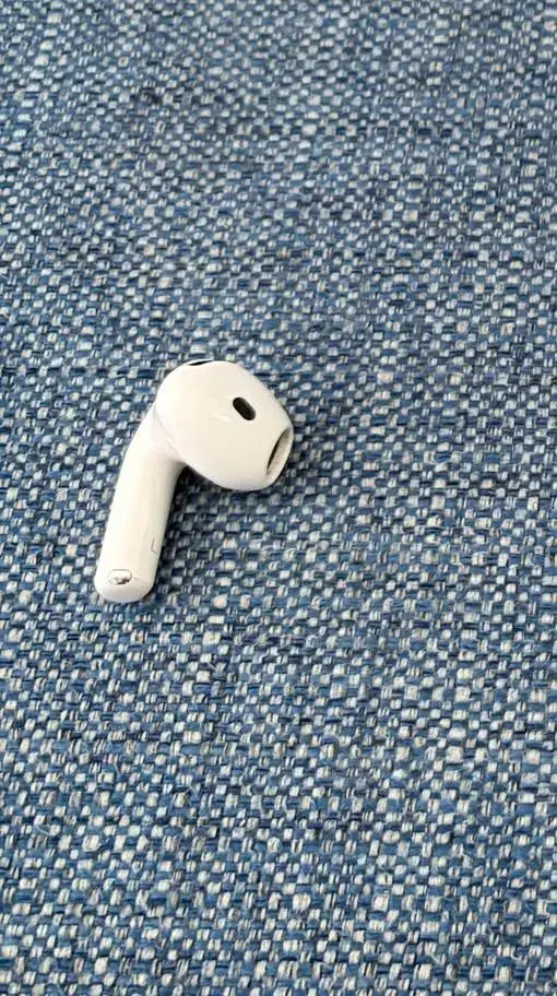 Apple iPod 4 - levé sluchátko