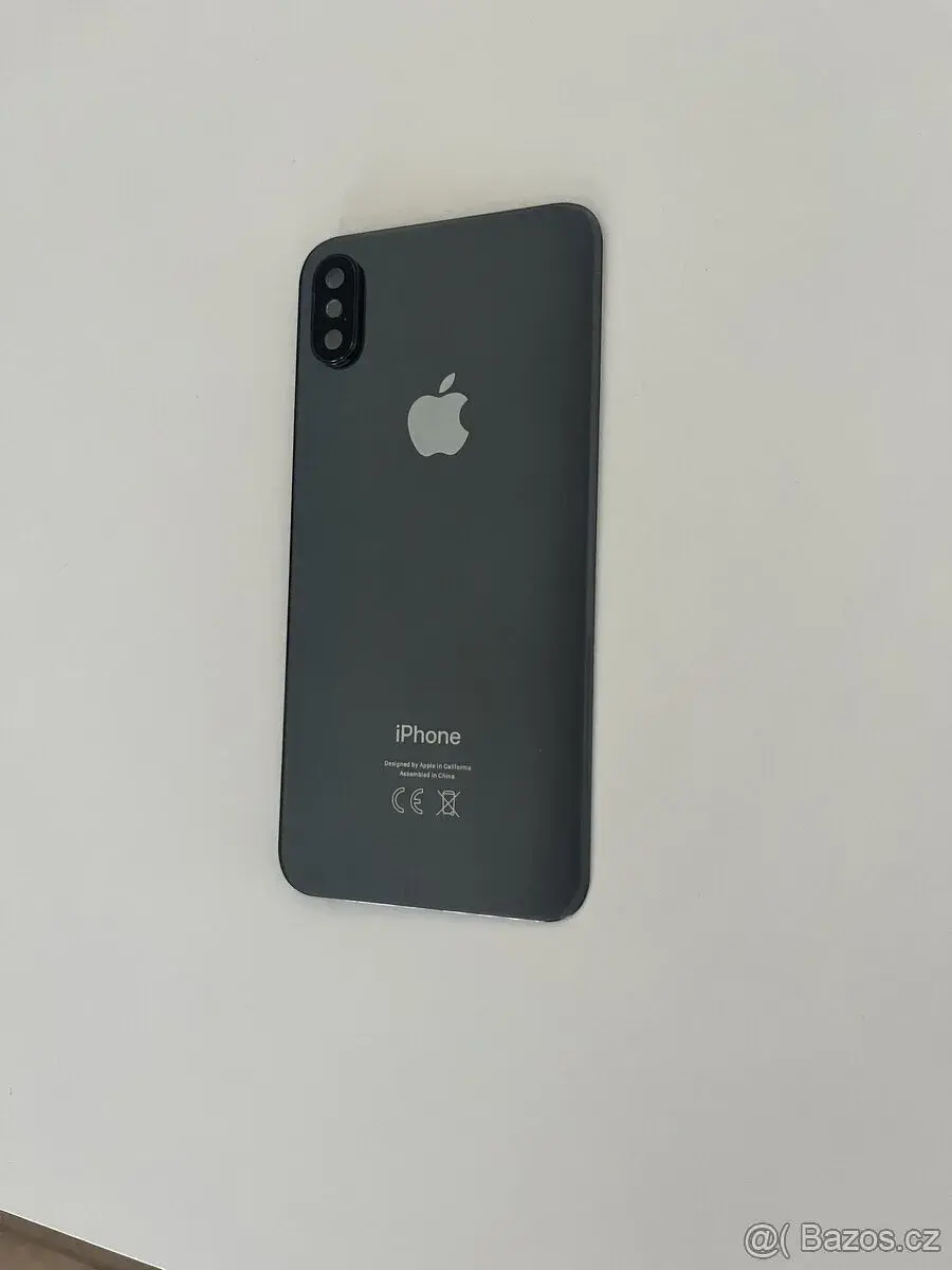 Sklo zadního housingu iPhone xs.