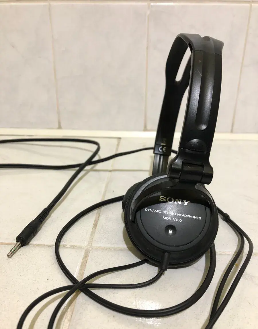 Sony MDR‑V150 kvalitní drátová sluchátka – plně funkční