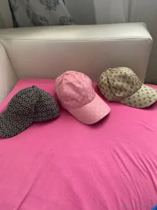 3x kšiltovka top stav